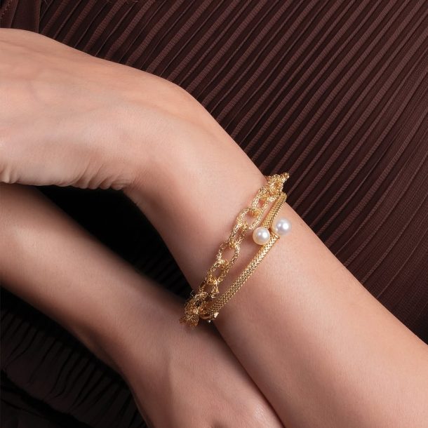 Quem é apaixonada por joias sabe que os braceletes e pulseiras deixam o look poderoso. Uma boa c