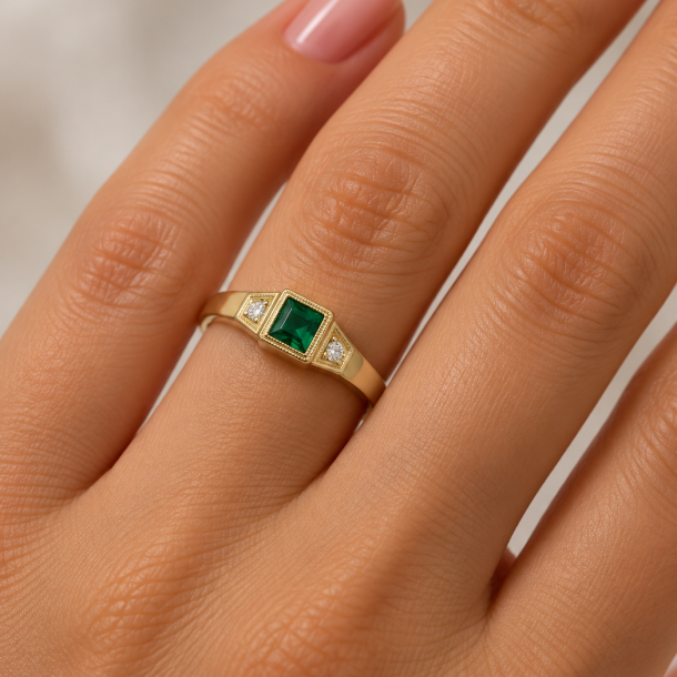 Anel com Pedra Verde Quadrada e Pontos de Luz em Ouro 18K (4)