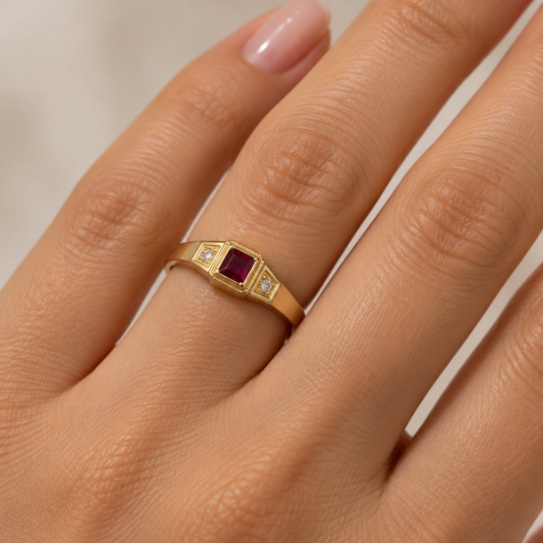 Anel com Pedra Vermelha Quadrada e Pontos de Luz em Ouro 18K